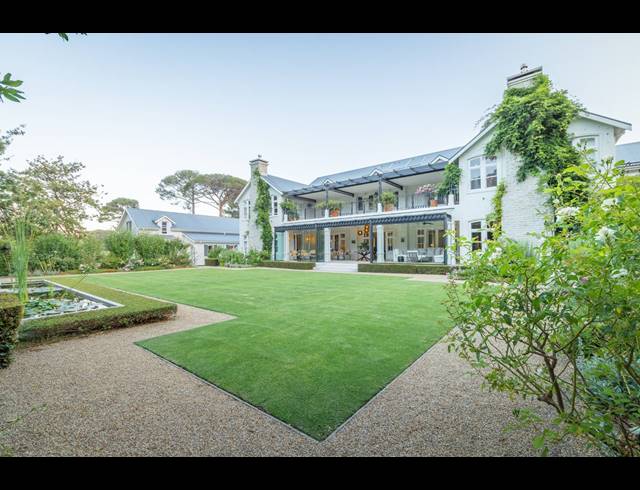 9 BEDROOM HOTEL FOR SALE IN BISHOPSCOURT